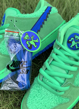 Load image into Gallery viewer, Grateful Dead X Nike SB Low 'Green'