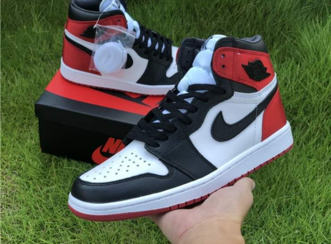 Air Jordan 1 Retro High Satin Black Toe