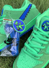 Load image into Gallery viewer, Grateful Dead X Nike SB Low &#39;Green&#39;
